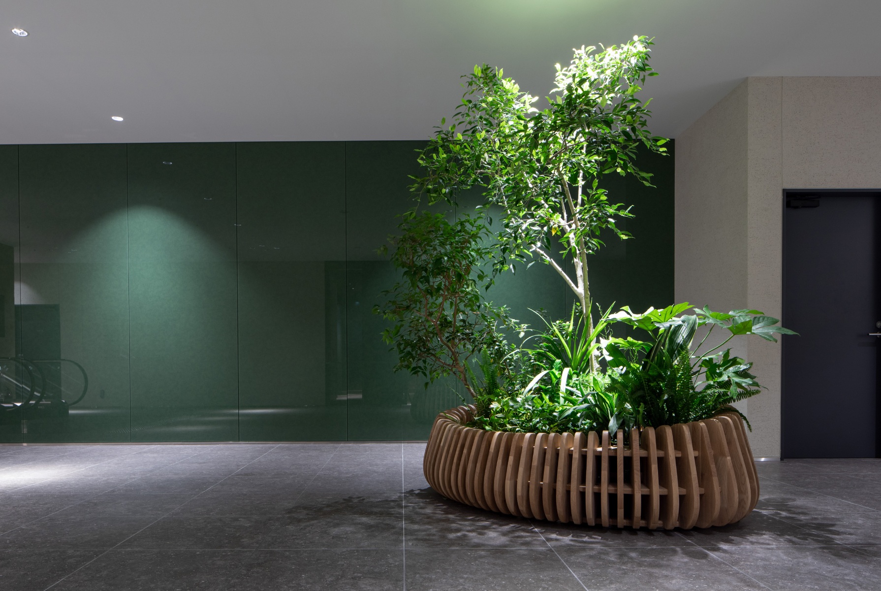 コクヨとVUILDが共創した大型ベンチ「GGO Biomorphic Lobby Furniture